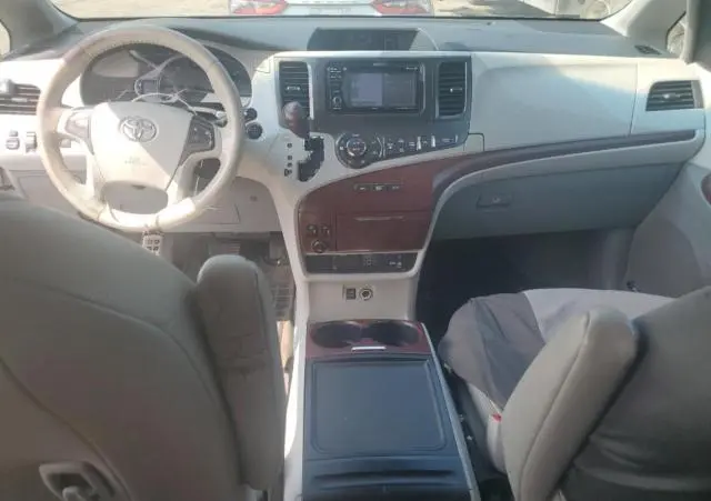 2014 TOYOTA SIENNA XLE