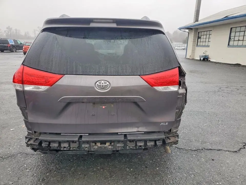 2014 TOYOTA SIENNA XLE 8-PASSENGER  