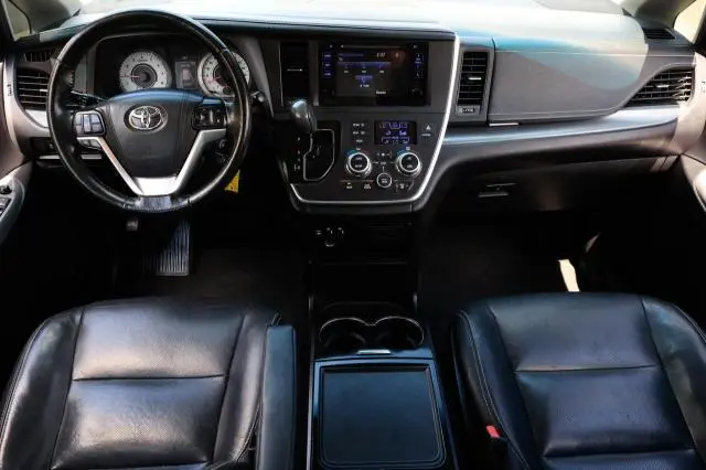 2016 TOYOTA SIENNA SE  