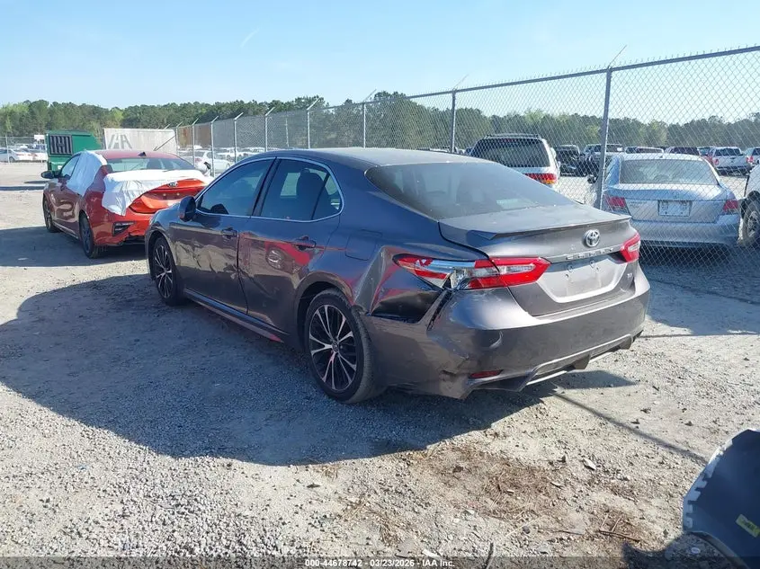 2018 TOYOTA CAMRY SE