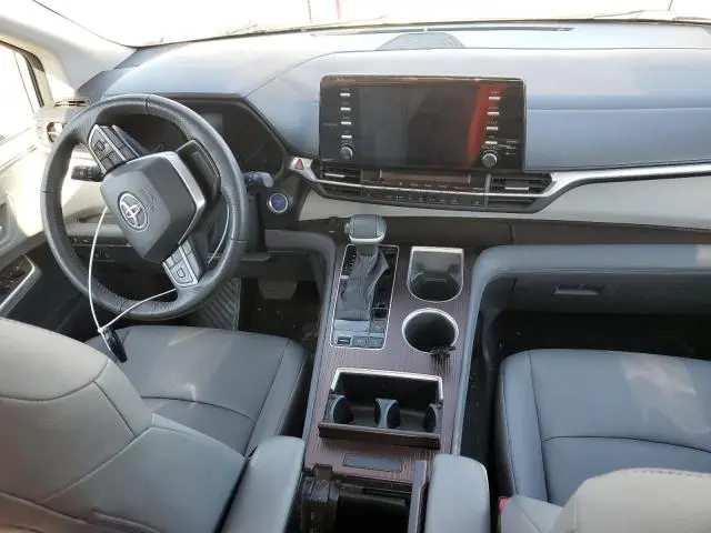 2023 TOYOTA SIENNA XLE  