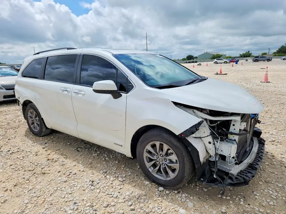 2021 TOYOTA SIENNA XLE  