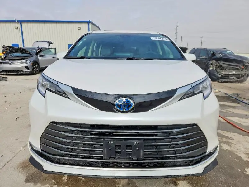 2024 TOYOTA SIENNA LIMITED  