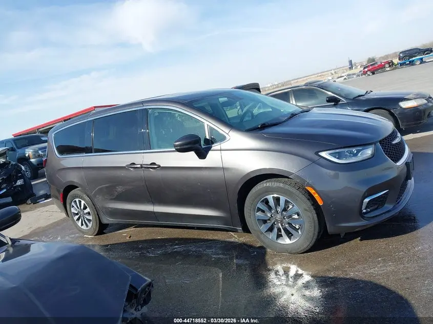 2022 CHRYSLER PACIFICA HYBRID TOURING L
