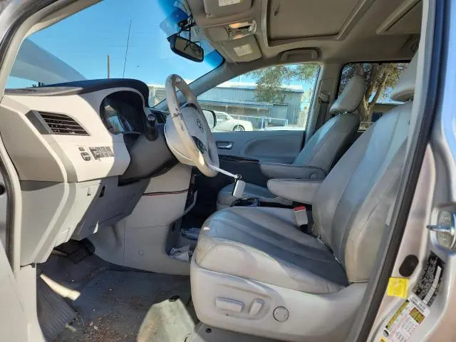 2013 TOYOTA SIENNA XLE  