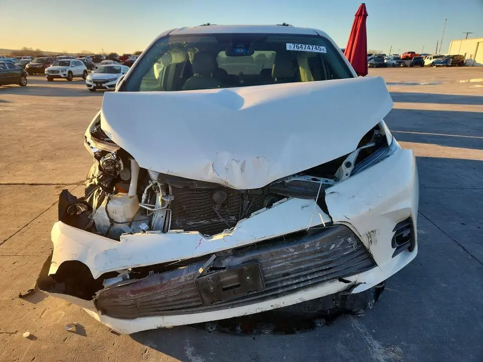 2019 TOYOTA SIENNA XLE  