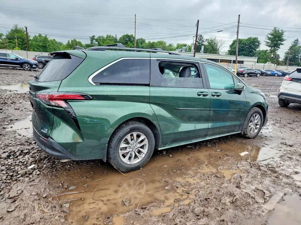 2022 TOYOTA SIENNA LE  