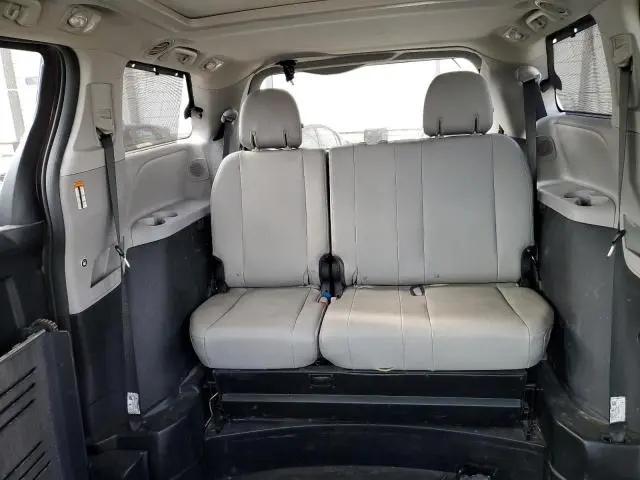 2019 TOYOTA SIENNA XLE  