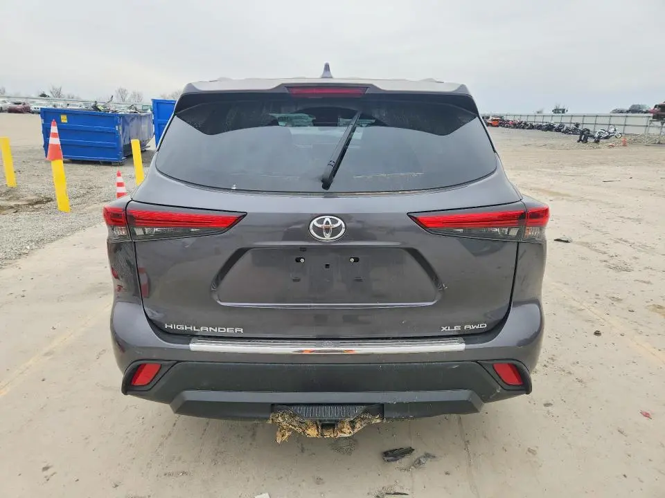 2022 TOYOTA HIGHLANDER XLE  
