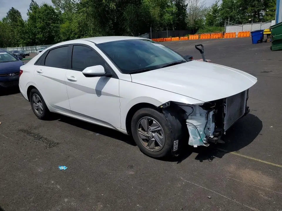 2024 HYUNDAI ELANTRA SE  