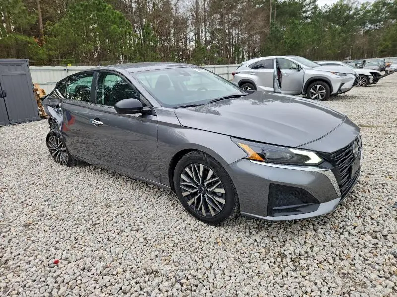 2024 NISSAN ALTIMA SV  