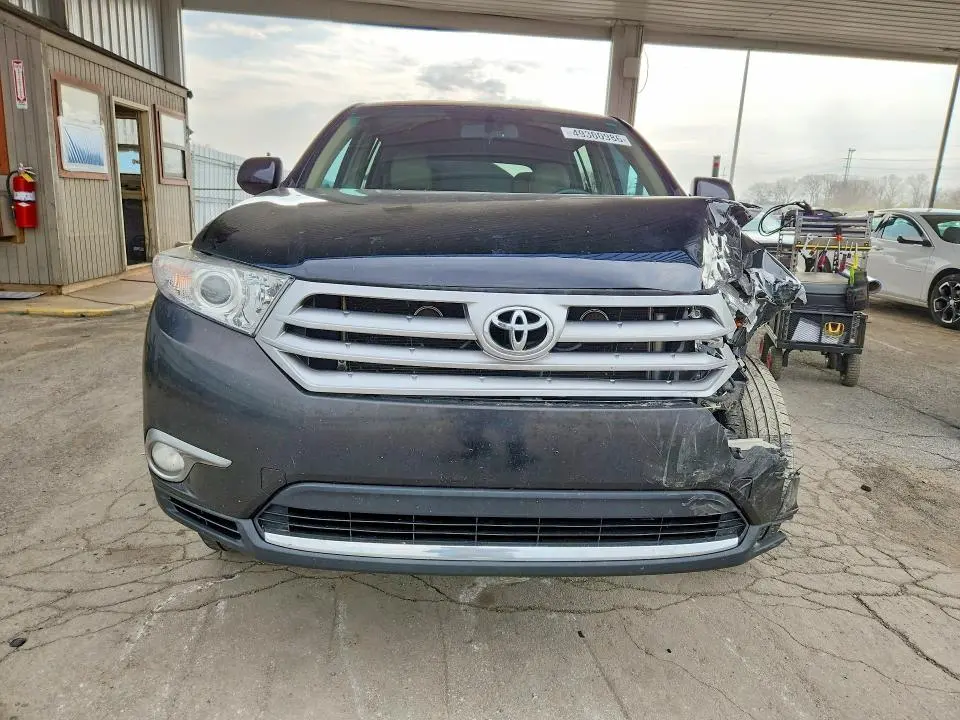 2011 TOYOTA HIGHLANDER SE  