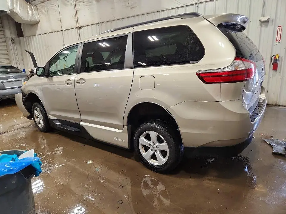 2015 TOYOTA SIENNA LE 8-PASSENGER  