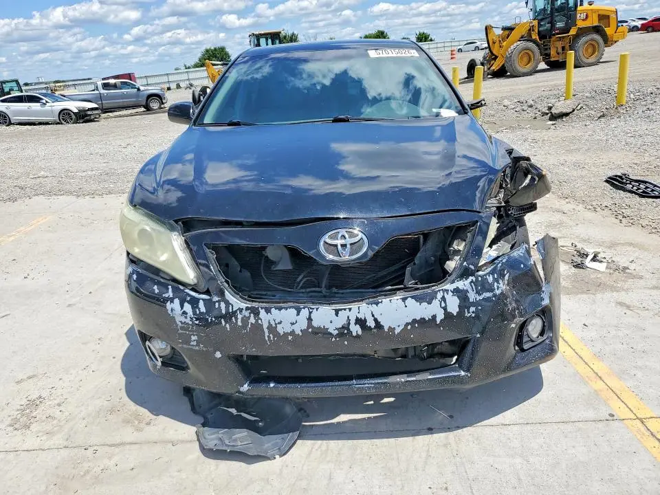 2011 TOYOTA CAMRY XLE V6  