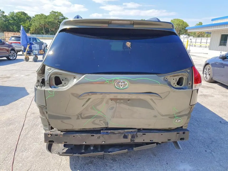 2011 TOYOTA SIENNA LE  