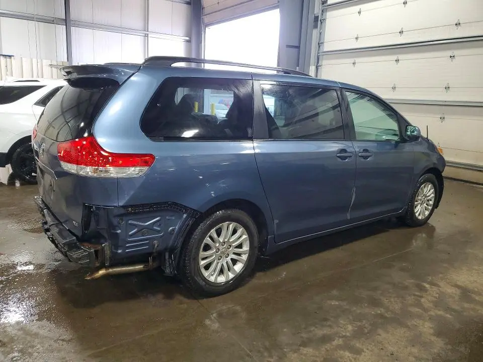 2014 TOYOTA SIENNA XLE 8-PASSENGER  