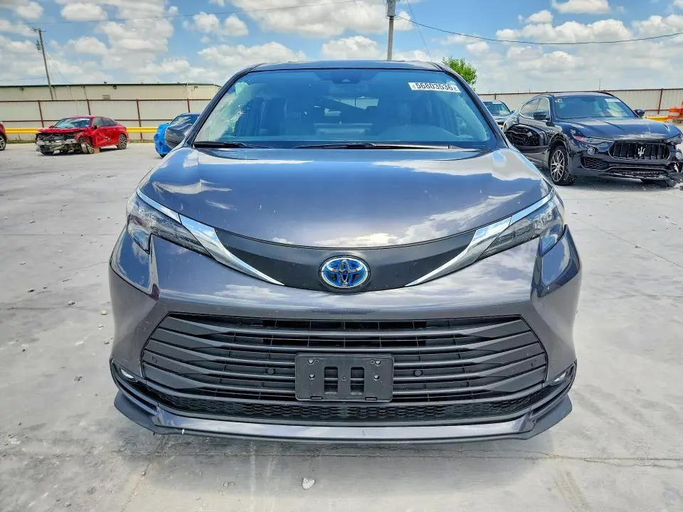 2025 TOYOTA SIENNA XLE 8-PASSENGER  