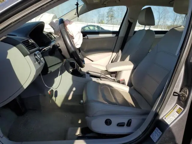 2013 VOLKSWAGEN PASSAT SE  