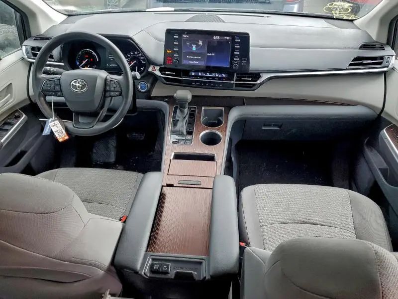 2022 TOYOTA SIENNA LE  