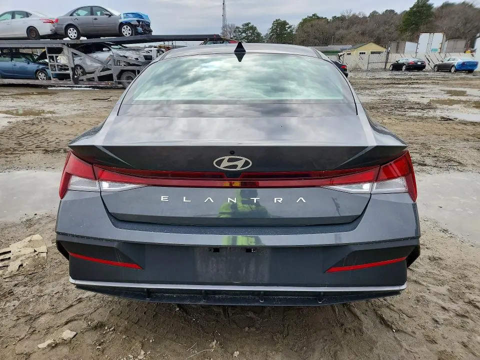2024 HYUNDAI ELANTRA SE  
