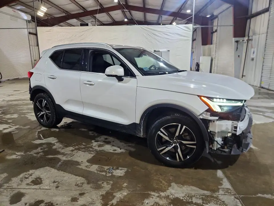 2025 VOLVO XC40 CORE  