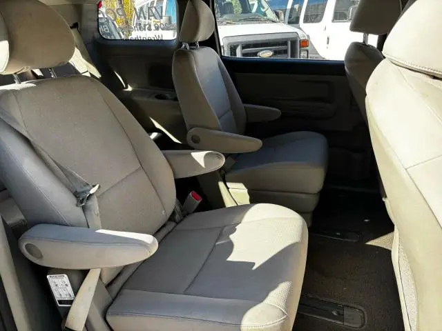 2017 KIA SEDONA L  