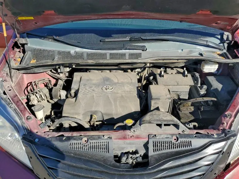 2013 TOYOTA SIENNA LE  