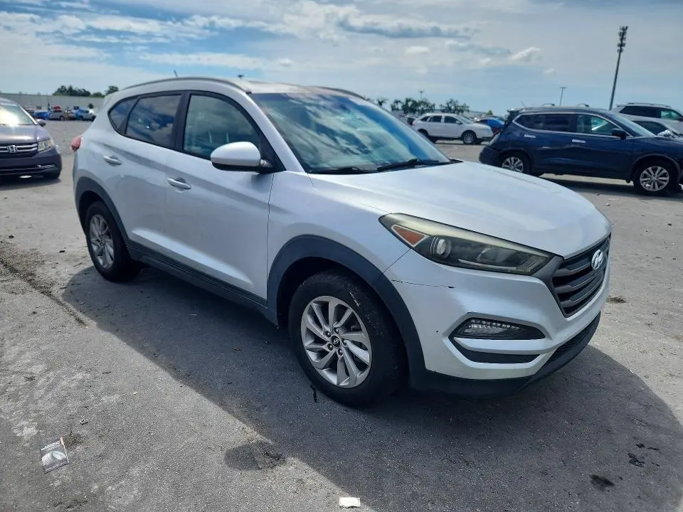 2016 HYUNDAI TUCSON SE  