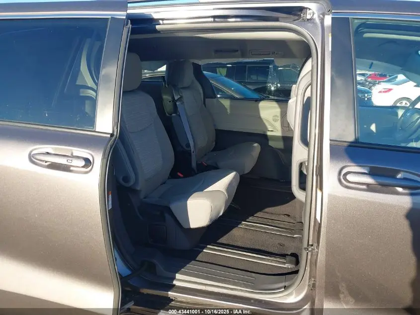 2022 TOYOTA SIENNA LE