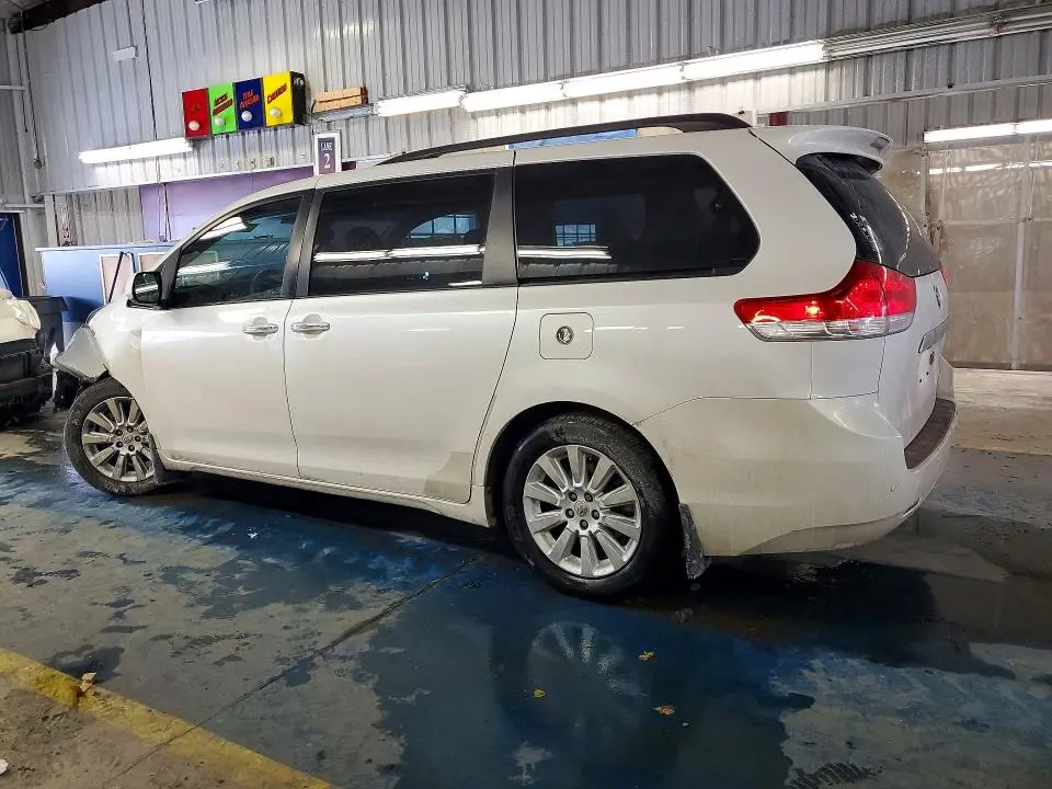 2012 TOYOTA SIENNA LIMITED PREMIUM 7-PASSENGER  