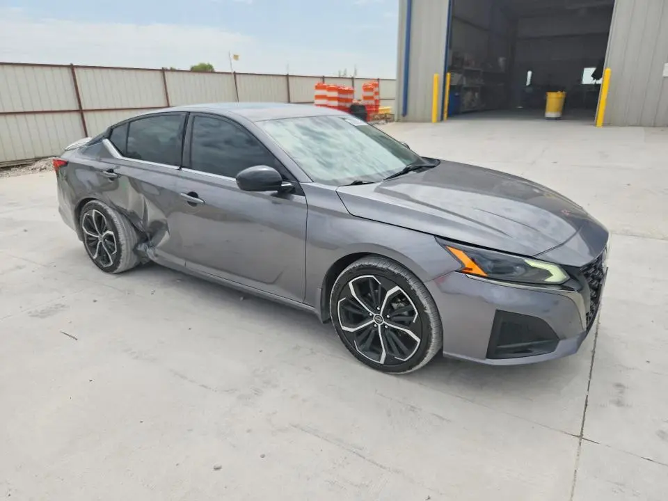 2023 NISSAN ALTIMA SR  