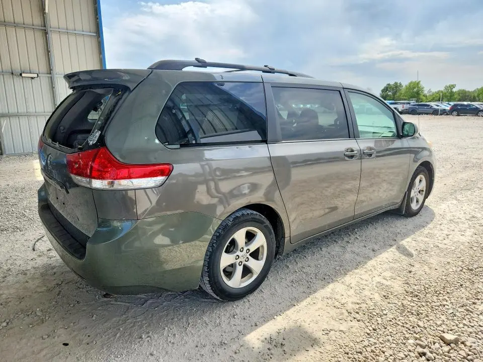 2014 TOYOTA SIENNA LE  