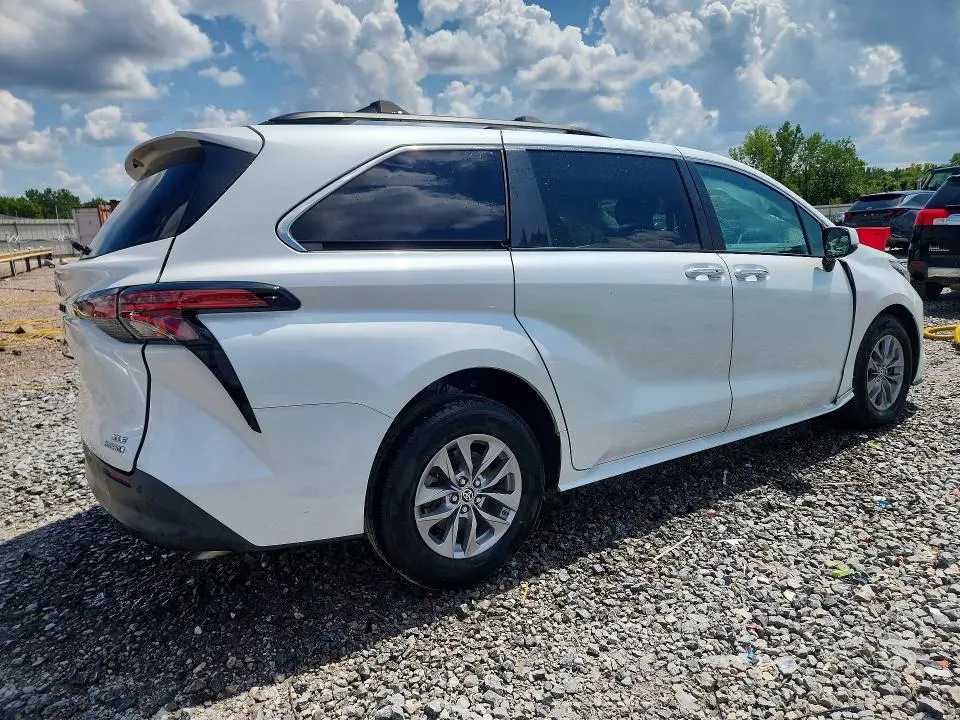 2022 TOYOTA SIENNA XLE  