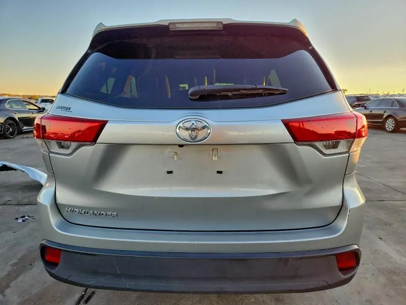 2017 TOYOTA HIGHLANDER LE  