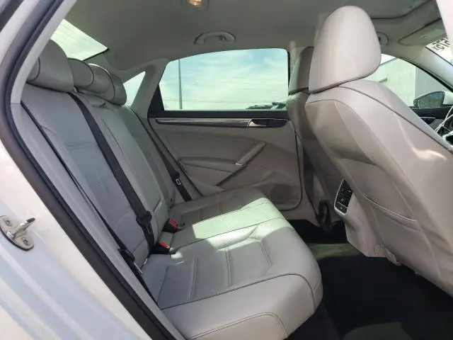 2018 VOLKSWAGEN PASSAT SE  