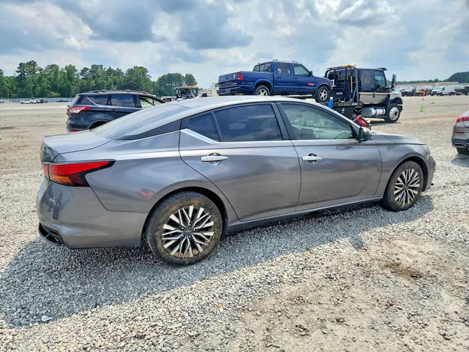 2024 NISSAN ALTIMA SV  