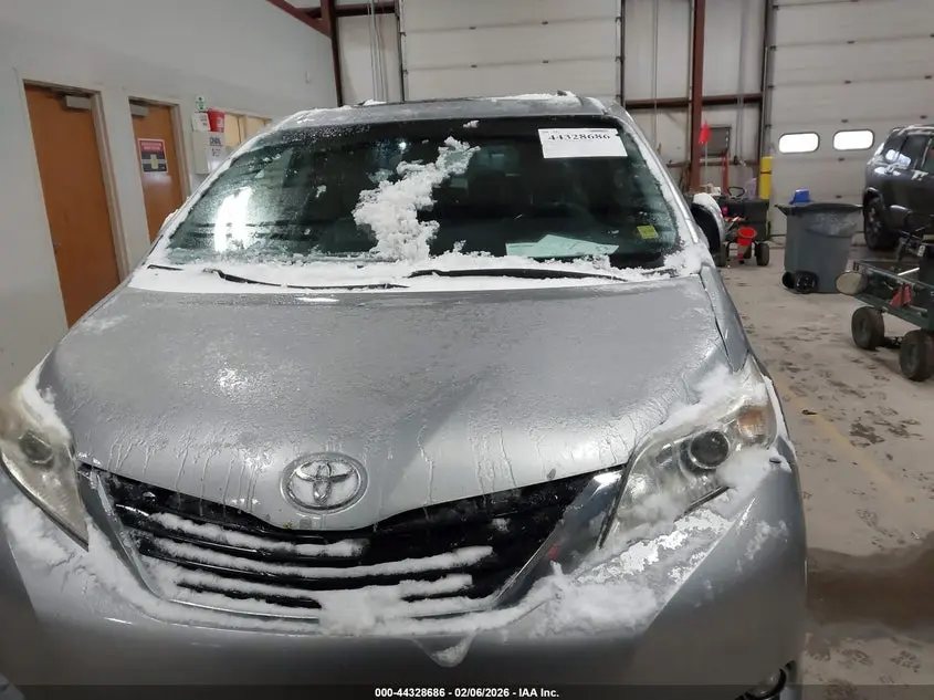 2015 TOYOTA SIENNA XLE 8 PASSENGER