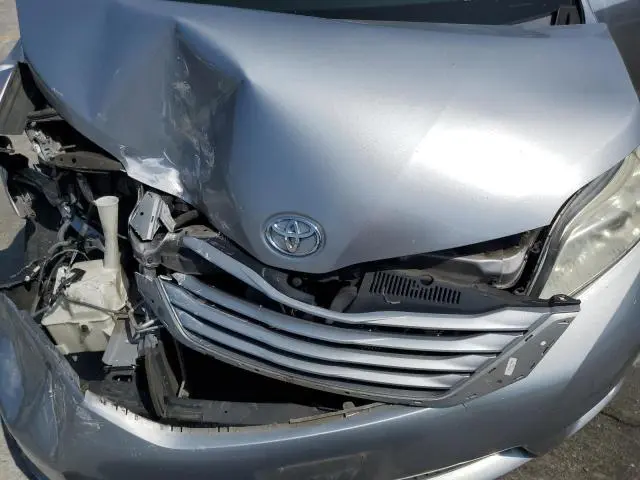 2017 TOYOTA SIENNA LE  
