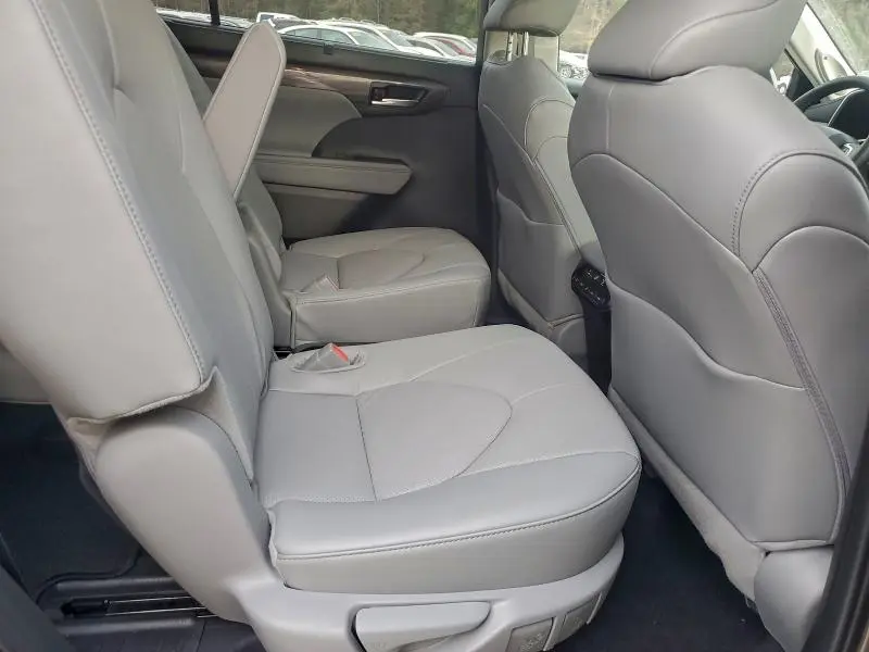 2025 TOYOTA HIGHLANDER LE  