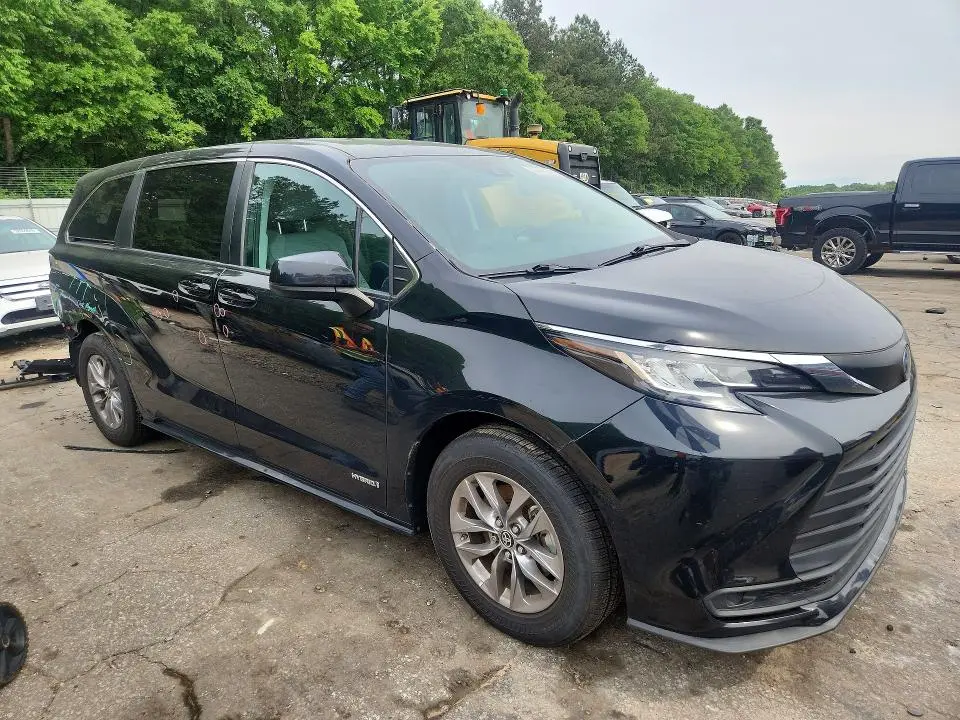 2021 TOYOTA SIENNA LE  