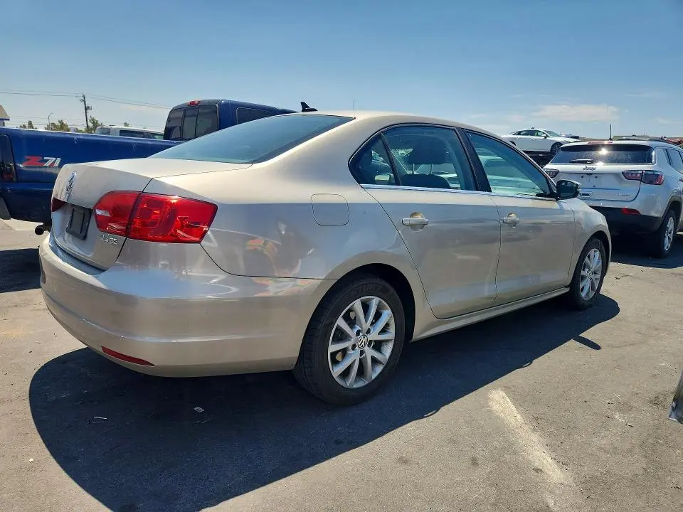 2013 VOLKSWAGEN JETTA SE  