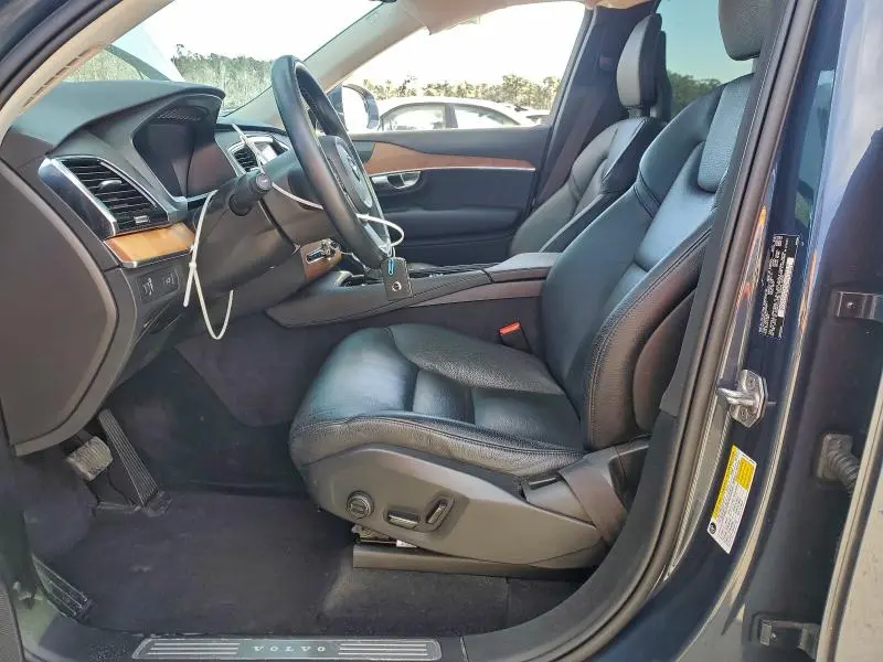 2022 VOLVO XC90 T6 MOMENTUM  