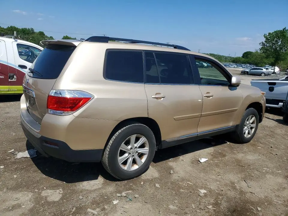2011 TOYOTA HIGHLANDER SE  