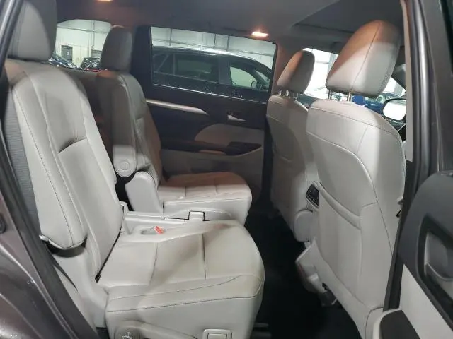 2019 TOYOTA HIGHLANDER SE  