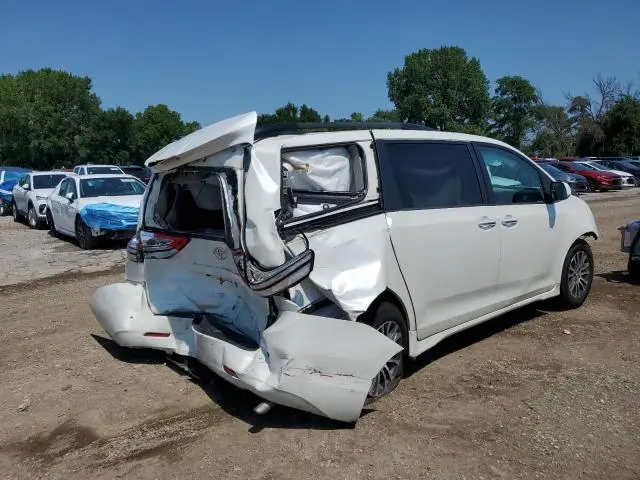 2018 TOYOTA SIENNA XLE  