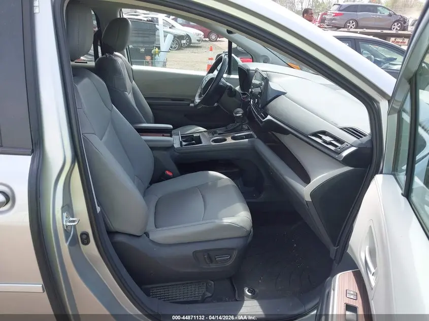 2022 TOYOTA SIENNA XLE