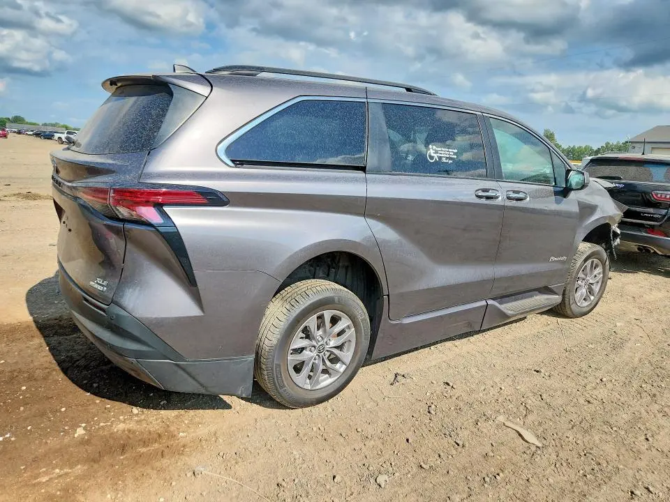 2022 TOYOTA SIENNA XLE  