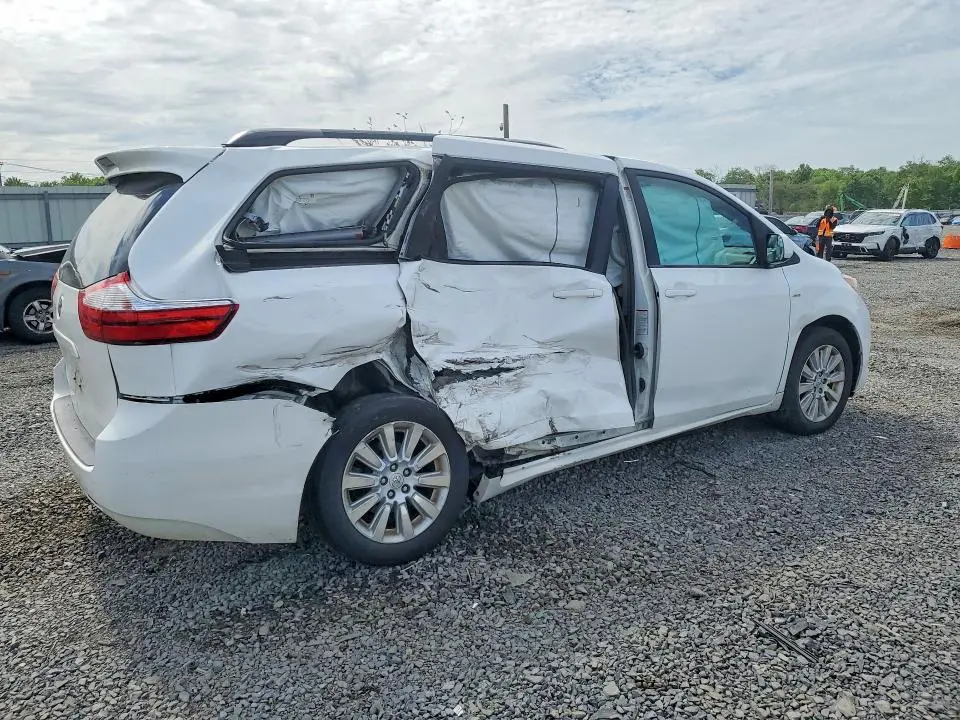 2016 TOYOTA SIENNA LE  