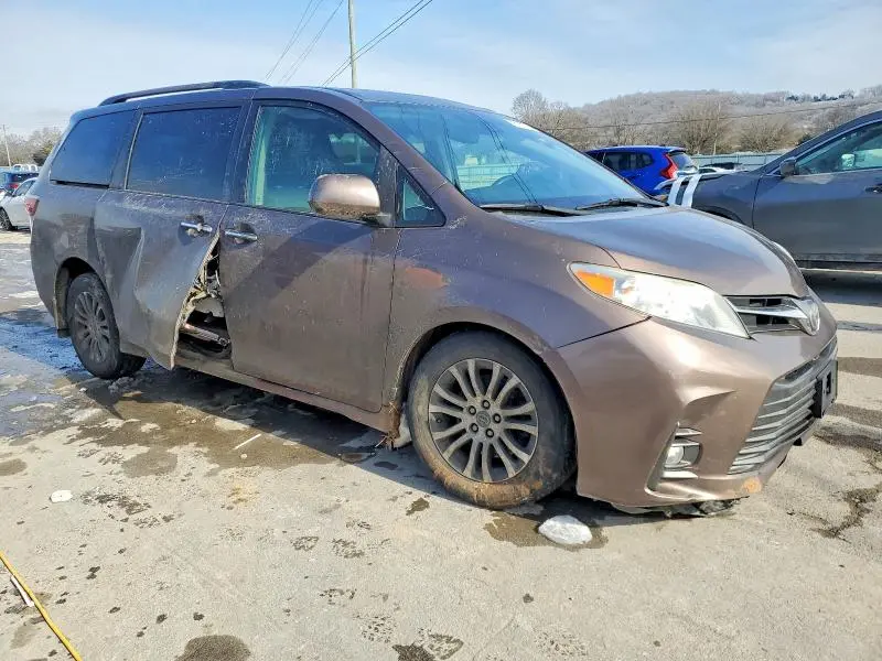 2018 TOYOTA SIENNA XLE 8-PASSENGER  