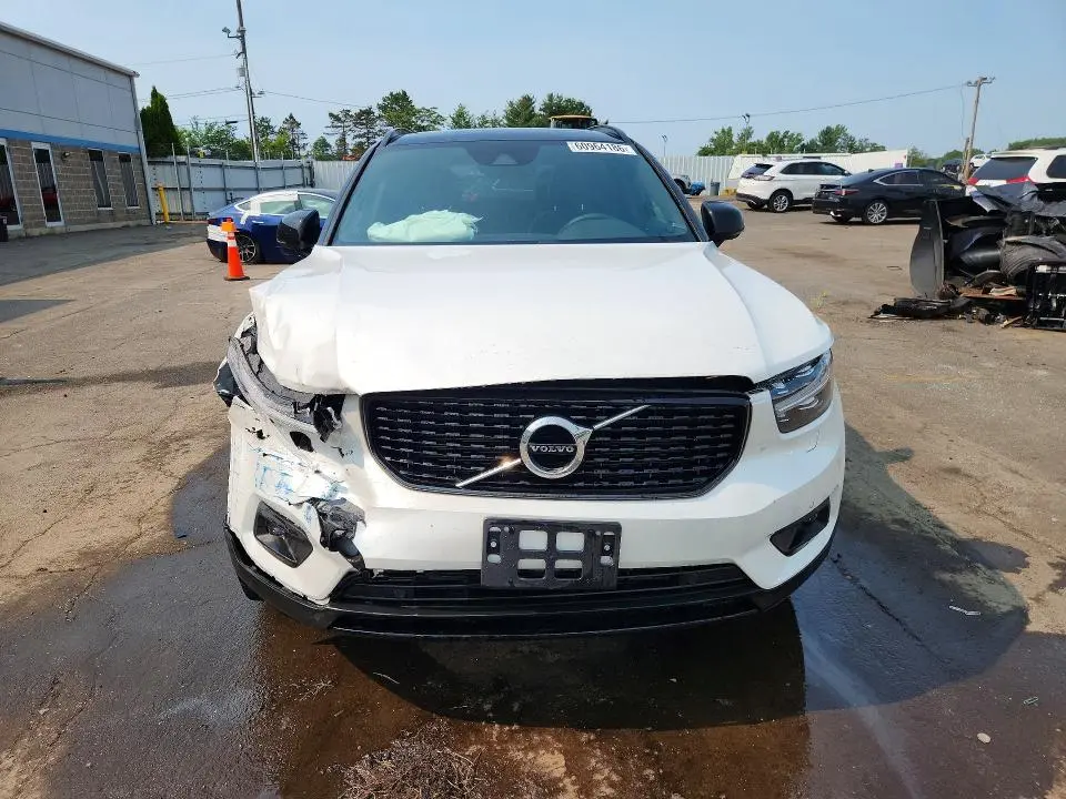 2022 VOLVO XC40 T5 R-DESIGN  